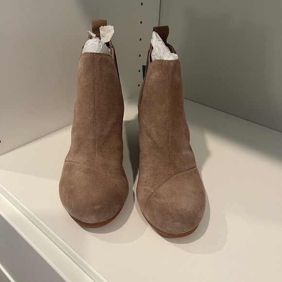 Toms: Taupe Gray Suede Women’s Kelsey Booties - Picture 2 of 3